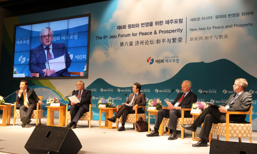 Diplomats and experts discuss Korean reunification during a session of the 6th Jeju Forum for Peace and Prosperity on Jeju on Sunday. (Yonhap News)
