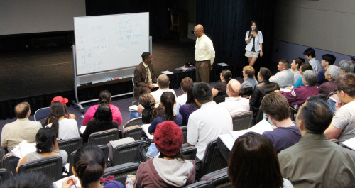 Two students present a dialogue that could take place at a Korean restaurant at King Sejong Institute’s Basic A Class in L.A. this month. (Park Min-young/The Korea Herald)