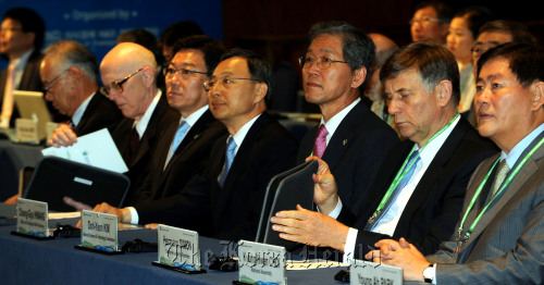 International scholars and experts attend the Global R&D Forum, which is sponsored by the Ministry of Knowledge Economy in Seoul on Tuesday. (Park Hyun-koo/The Korea Herald)