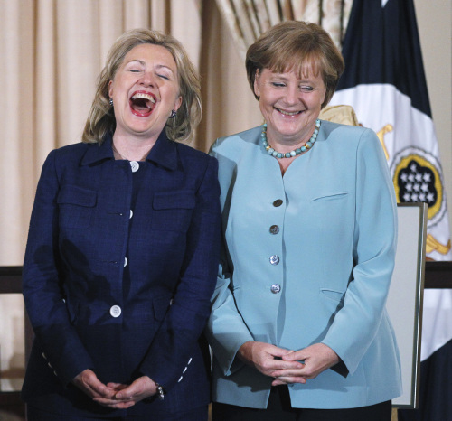 Secretary of State Hillary Rodham Clinton (left) and German Chancellor Angela Merkel laugh during a State Luncheon in honor of the German chancellor at the State Department in Washington on Tuesday. (AP-Yonhap News)