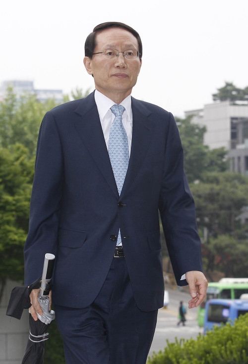 Kim Jong-chang, former governor of the Financial Supervisory Service, arrives at the Supreme Public Prosecutors’ Office in southern Seoul on Thursday morning. (Yonhap News)