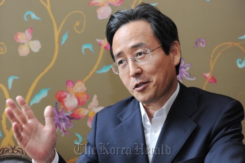 Shin Bong-kil, the first secretary-general of the Korea, China, Japan Trilateral Cooperation Secretariat, speaks during an interview. (Kim Myung-sub/The Korea Herald)