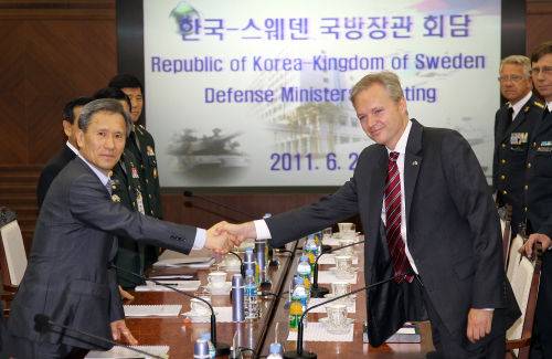 Defense Minister Kim Kwan-jin (left) shakes hands with his Swedish counterpart Sten Tolgfors prior to their talks in Seoul on Tuesday. (Yonhap News)