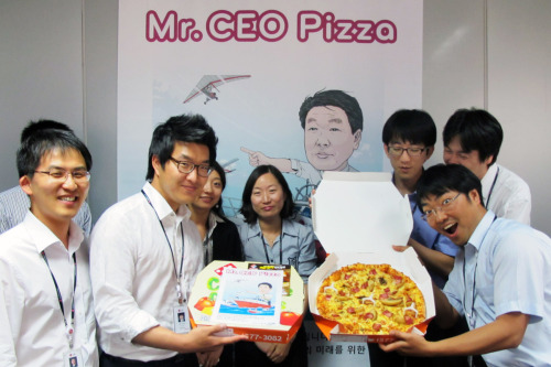 Employees of LG Electronics’s “Chiller” team of the Air-condition and Energy Solution division on Wednesday hold up the CEO pizzas sent by LGE Vice Chairman and CEO Koo Bon-joon. (LG Electronics)
