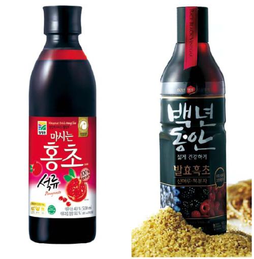 (Left)Daesang Chungjungwon’s Drink Hong Cho played a key role in making vinegar drinks trendy in Korea. (Daesang Chungjungwon)(Right)Sempio’s Drinking Rice Vinegar is made from brown rice and helps prevent obesity and high blood pressure. (Sempio)