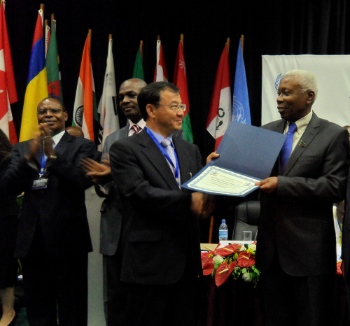 Park Kyo-ok (left), deputy director general for complaints analysis of South Korea’s Anti-Corruption & Civil Rights Commission, receives the United Nations Public Service Awards for his agency in Dar es Salaam, Tanzania on Thursday. The commission won in the Advancing Knowledge Management in Government category in for its “e-People System” of handling complaints. (ACRC)
