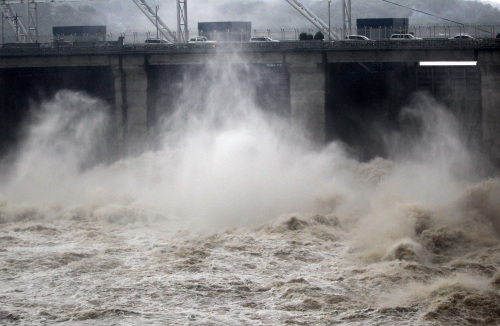 Paldang Dam in the upper region of the Han River opens up its flood gates to discharge waters on Sunday as heavy rain hit the central section of the nation. (Yonhap News)