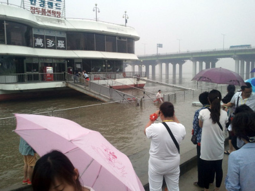 Chinese tourists were stranded inside the restaurant near Han River which overflowed due to the seasonal heavy rain in South Korea. (Yonhap News)