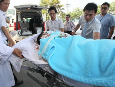 A Marine soldier is transported to a hospital in Gimpo, Gyeonggi Province, after a shooting spree at a barrack of the Marine Second Division on Ganghwa Island off the west coast, Monday. (Yonhap News)