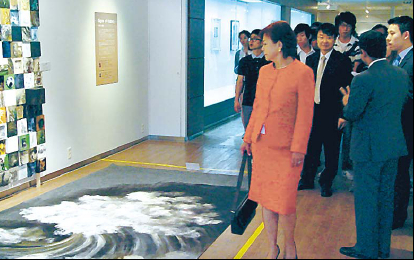 Mexico Ambassador Martha Ortiz de Rosas enjoys the “Signs of History and Inner Lives,” an art exhibition which showcases the works of three Mexican artists, at Inje University, Gimhae City.(Mexico Embassy)