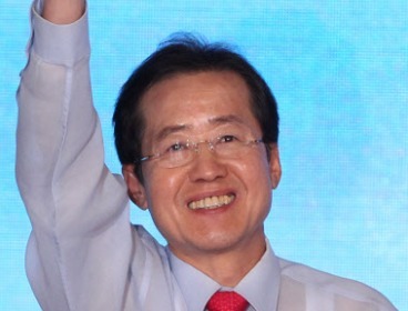 Hong Joon-pyo waves after he was elected new GNP leader Monday. (Yonhap News)