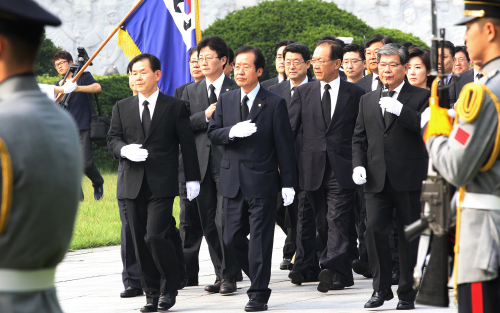 Members of the Grand National Party’s new leadership, including chairman Hong Joon-pyo (second from left, front row), visit the national cemetery in Seoul on Tuesday, a day after the party convention. (Yonhap News)