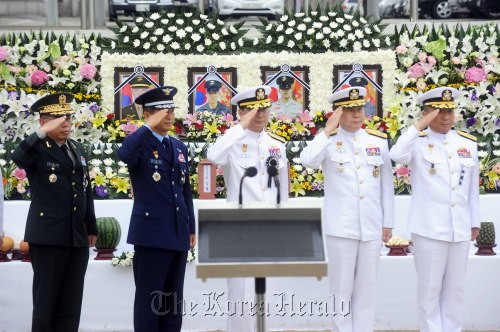 Top military officers salute during the funeral at a military hospital in Seongnam, Gyeonggi Province, Wednesday for the four Marines killed in Monday’s shooting rampage. (Park Hae-mook/The Korea Herald)