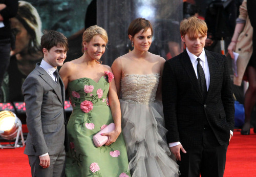 (Left to right) Actor Daniel Radcliffe, author J.K. Rowling, actress Emma Watson and actor Rupert Grint pose during the global premiere of Harry Potter and The Deathly Hallows: Part 2, the last film of the series, at Trafalgar Square in London, Britain, July 7, 2011. (Xinhua-Yonhap News)