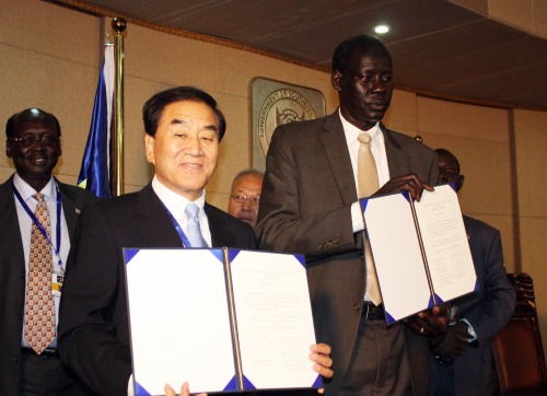 Minister of Special Affairs Lee Jae-oh (left) and South Sudan’s Foreign Minister Deng Alor Kuol show protocols to establish diplomatic relations between the two countries at the presidential palace in Juba, South Sudan on Friday. (Yonhap News)