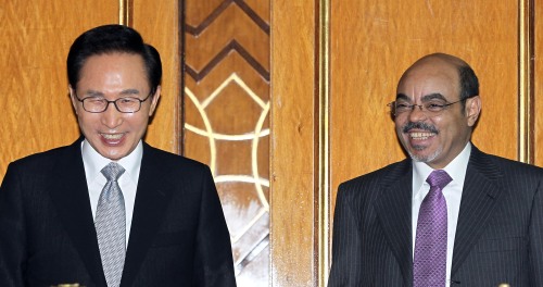 President Lee Myung-bak and Ethiopian Prime Minister Meles Zenawi smile during a pact-signing ceremony after their summit at the presidential palace in Addis Ababa on Friday. (Yonhap News)