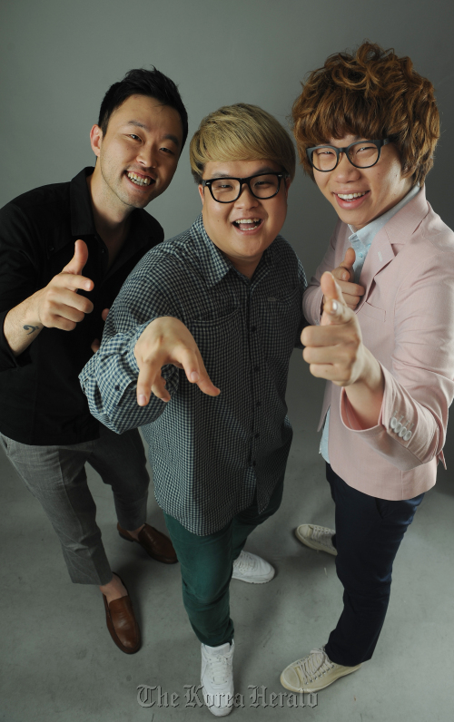 Indie band Serengeti members pose for a photograph before an interview in Seoul on Thursday: (From left) Yu Jeong-gyun on vocals and bass, Jang Dong-jin on drums and Chung Soo-wan on guitar. (Lee Sang-sub/The Korea Herald)