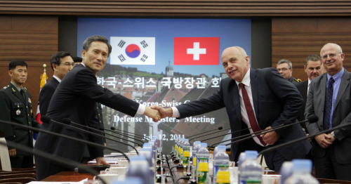 Defense Minister Kim Kwan-jin (left) and his Swiss counterpart Ueli Maurer shake hands prior to their talks at the Ministry of National Defense in Seoul on Tuesday. (Yonhap News)