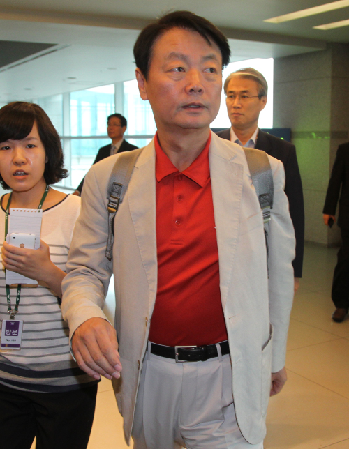 Rep. Han Sun-kyo of the ruling Grand National Party arrives at Incheon International Airport, Wednesday, after his trip to Europe.  (Yonhap News)