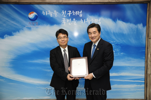 Chief of Voice of America’s Korean service Lee Dong-hyuk (left) presents Administrator of the Korea Meteorological Administration Cho Seok-joon with a certificate of appreciation in Seoul on Tuesday. (KMA)