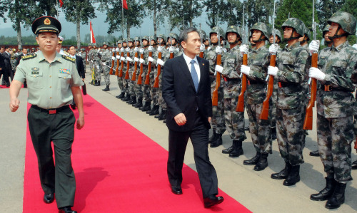 Defense Minister Kim Kwan-jin visits a capital defense military unit during his visit to China on Friday. Yonhap News