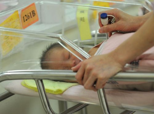 A nurse inspects a newborn baby at a nursery in a hospital in Taipei. (AFP-Yonhap News)