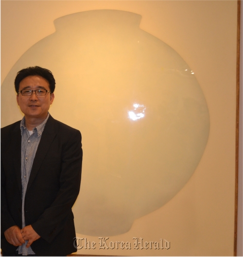 Kang Ik-joong poses in front of his work “Moon Jar.”( Kang Ik-joong)