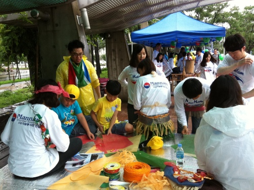 Volunteers from Mannam Association participate in a special event on July 16 to mark Nelson Mandela’s birthday. (South African Embassy in Seoul)