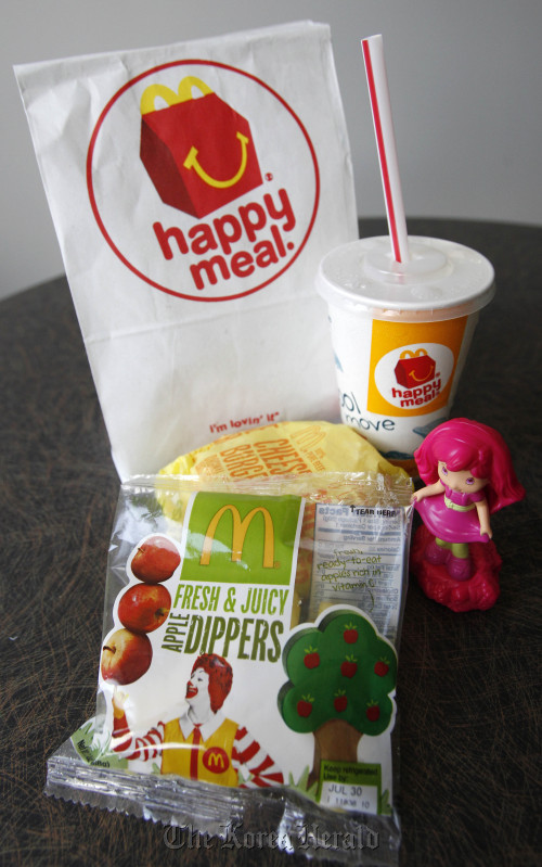 A McDonald‘s Cheeseburger Happy Meal with the new apple slices option is shown on Tuesday, July 26, 2011 in Pittsburgh. McDonald’s Corp. says it is adding apple slices to every Happy Meal, part of the chain‘s larger push to paint itself as a healthy place to eat. (AP-Yonhap News)