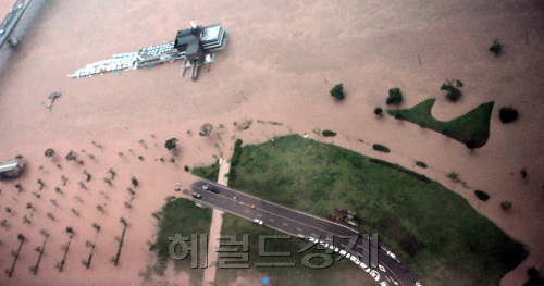A section of the Olympic Expressway and parts of a riverside park near Han River are submerged in Seoul on Thursday. (Park Hyun-koo/The Korea Herald)