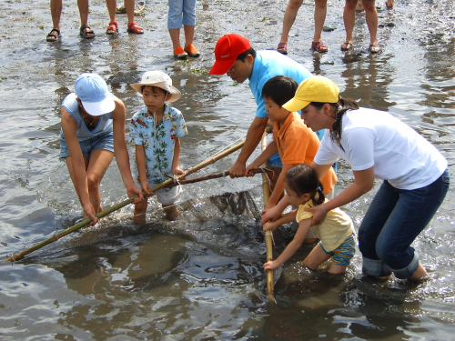 Participants experience “doksal,” a traditional way of fishing in Byeoljubu maeul. (Taean-gun)