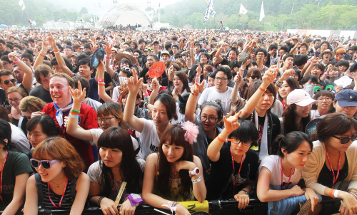 The audience at British alternative rock band The Music’s performance Friday at Jisan Valley Rock Festival. (Yonhap News)