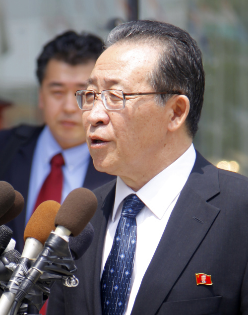 North Korean Vice Foreign Minister Kim Kye-gwan briefs the media following a meeting at the Ronald H. Brown U.S. Mission to the United Nations in New York on Friday. (AP-Yonhap News)