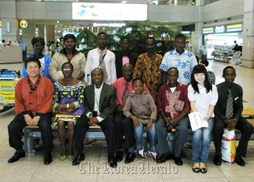 Cultural delegations from Cote d’Ivoire were received by Ambassador Ekra Kouassi Florent of Cote d’Ivoire to Korea and Dr. Jung Hae-jung of M.K. International Inc. at Incheon International Airport.