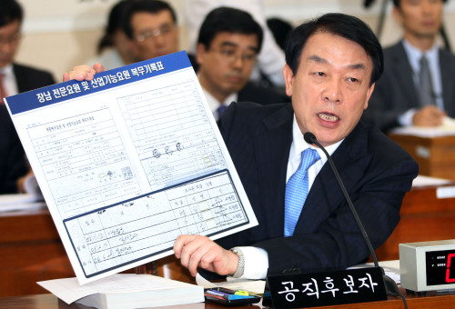 Justice Minister-nominee Kwon Jae-jin responds to allegations regarding his elder son’s military service during a hearing on his nomination in the National Assembly on Monday. (Yonhap News)