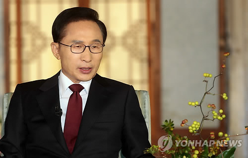President Lee Myung-bak speaks at a televised debate with panelists on Thursday night.