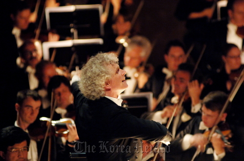 Conductor Simon Rattle of the Berlin Philharmonic Orchestra (Kumho Asiana Cultural Foundation)