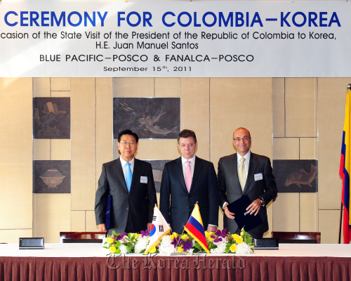 POSCO chief executive Chung Joon-yang (left) poses with Colombian President Juan Manuel Santos Calderon (center) and Blue Pacific chairman Serafino Iacono after signing an agreement in Seoul on Thursday. (POSCO)