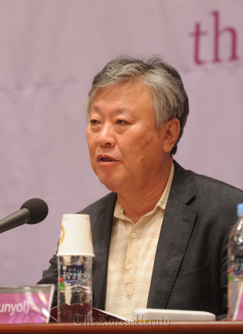 Yi Mun-yeol speaks during the 5th International Translator’s Conference held Thursday at the Press Center in central Seoul. (Lee Sang-sub/The Korea Herald)