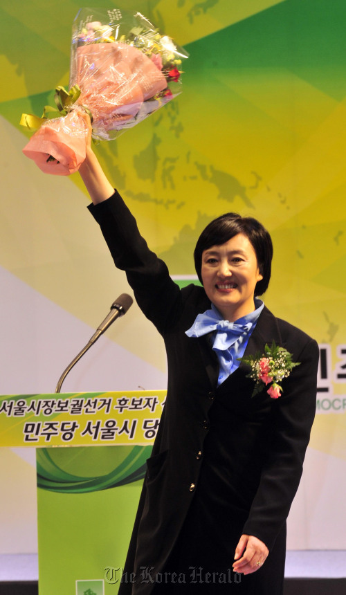 Rep. Park Young-sun of the main opposition Democratic Party waves after being elected as its candidate for the Oct. 26 Seoul mayoral by-election in Jamsil Gymnasium in Seoul on Sunday. (Kim Myung-sub/The Korea Herald)