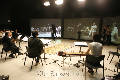 Ralph Samuelson (left) and other musicians participate in the “Telepresence Concert” on Monday at Seoul Institute of the Arts in Ansan, Gyeonggi Province. (Seoul Institute of the Arts)