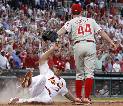 St. Louis Cardinals outfielder Matt Holliday scores on a two-run double by David Freese in the fourth inning. (AP-Yonhap News)