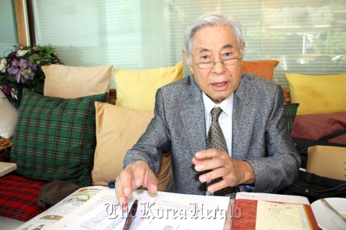 Scholar Soh Jin-chull speaks during an interview with The Korea Herald in Seoul, Tuesday. (Claire Lee/The Korea Herald)