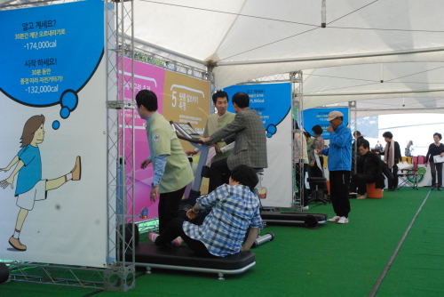 Citizens check their weight at Seoul Plaza, Tuesday, as part of a Ministry of Health and Welfare obesity-prevention campaign. (The Ministry of Health and Welfare)