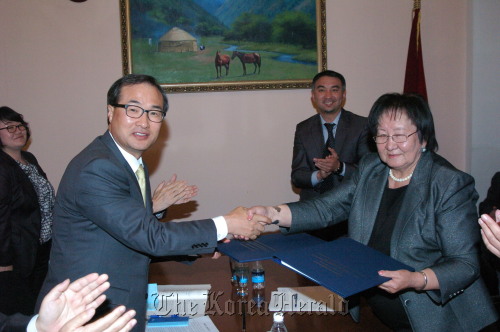 Kim Dai-sik (left), vice chairman of the Anti-Corruption and Civil Rights Commission, shakes hands with Tokokan Boronbaeva, deputy ombudsman of the Kyrgyz Republic on Oct. 12 during his tour of Central Asia. (ACRC)