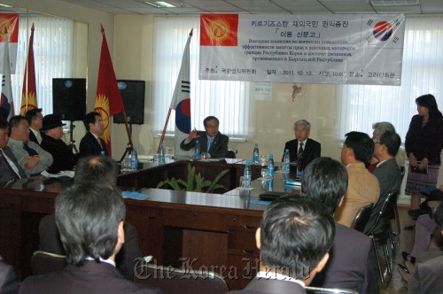ACRC Vice Chairman Kim Dai-sik (center) talks to ethnic Koreans in Bishkek, Kyrgyzstan, on Oct. 13 in a meeting to discuss their petitions including the launch of direct flights to Korea.(ACRC)