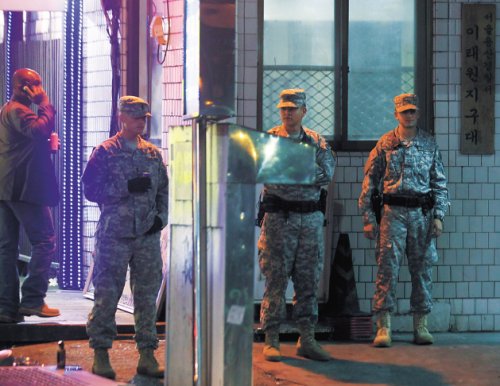 United States Forces Korea military police patrol in Itaewon, Seoul, during curfew hours to look for stray soldiers. (Yonhap News)