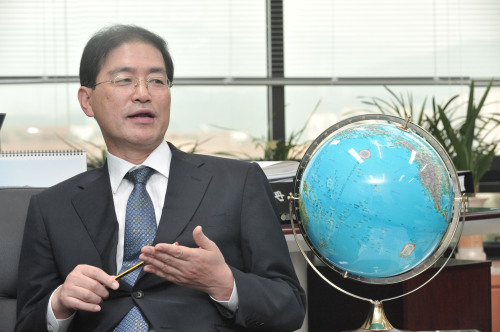 Jeong Hoon-gyo, director general of the National Election Commission’s overseas election department, talks about preparations for overseas voting at his office in Seoul. (Chung Hee-cho/The Korea Herald)