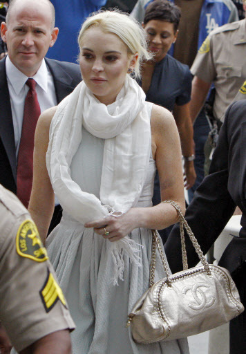 Lindsay Lohan arrives at the Los Angeles Superior Court West District Airport Courthouse on Oct. 19 in Los Angeles. (AP-Yonhap News)