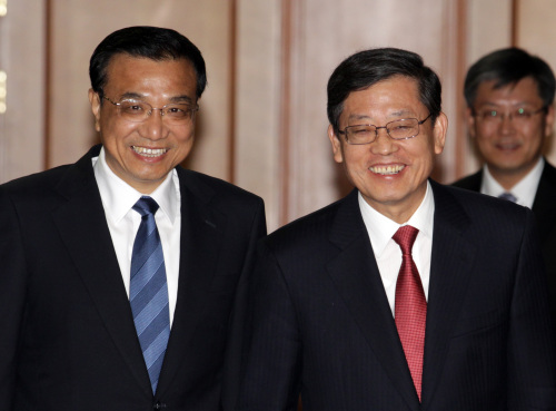 Korean Prime Minister Kim Hwang-sik (right) meets with Chinese Vice Premier Li Keqiang in Seoul on Wednesday. (Yonhap News)